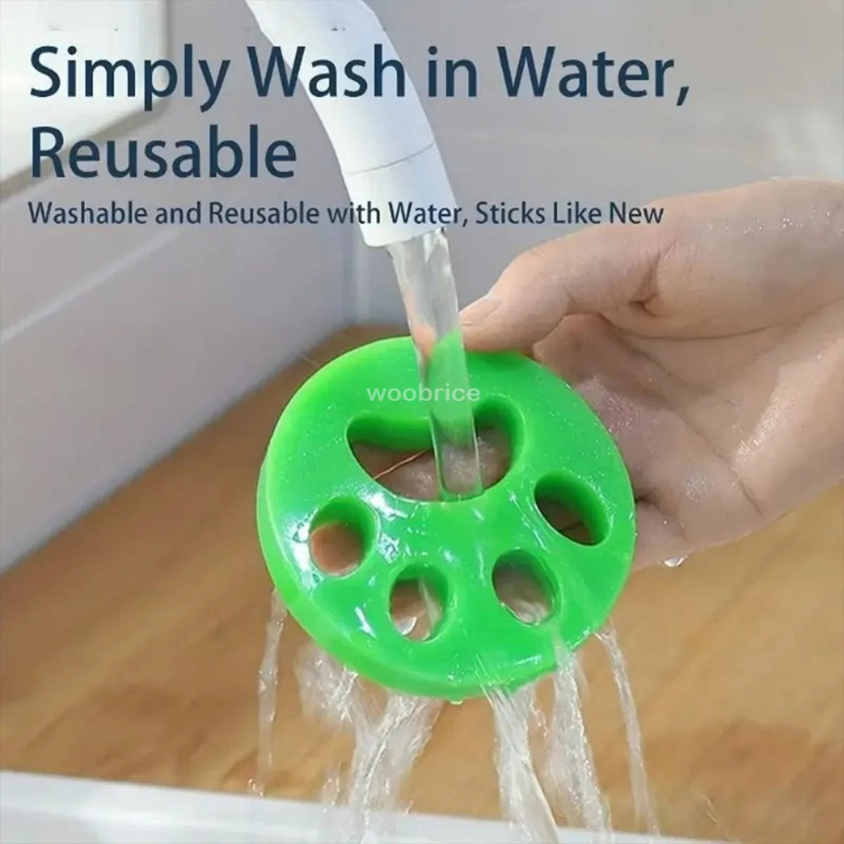 Eine Hand benutzt eine wiederverwendbare grüne Silikonbürste, um Haustierhaare in Wasser zu waschen.