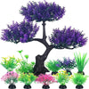 Colección de plantas acuáticas artificiales realistas en tonos verdes y morados sobre un tronco de árbol negro.