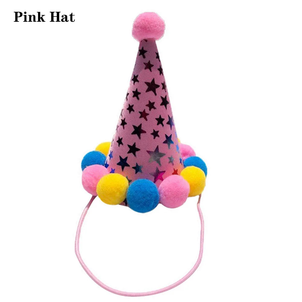 Pinke Mütze mit Pompon und Sternmuster, befestigt an einem pinken Elastikband.