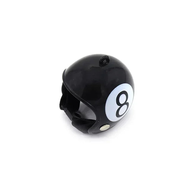 Schwarmer Schutzhelm für ein Hühnertier, mit der Zahl 8.