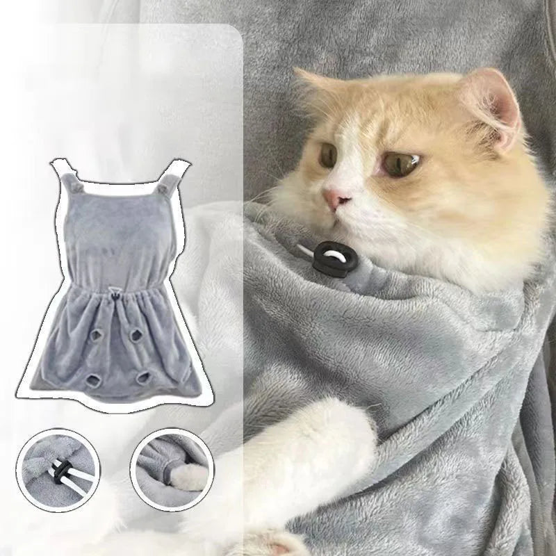 Un gato naranja peludo envuelto en un delantal de forro gris, mostrando un patrón de prenda separado.