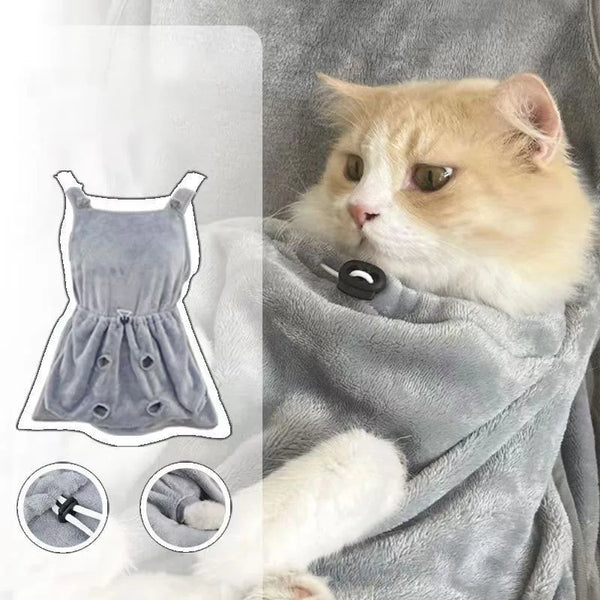 Un gato naranja peludo envuelto en un delantal de forro gris, mostrando un patrón de prenda separado.