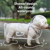 Un perro blanco con un impermeable transparente impermeable caminando sobre pavimento mojado.