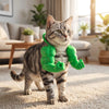 Eine tabbyartige Katze in einem leuchtend grünen 3D-gedruckten Muskelkostüm auf einem hellen Teppich.