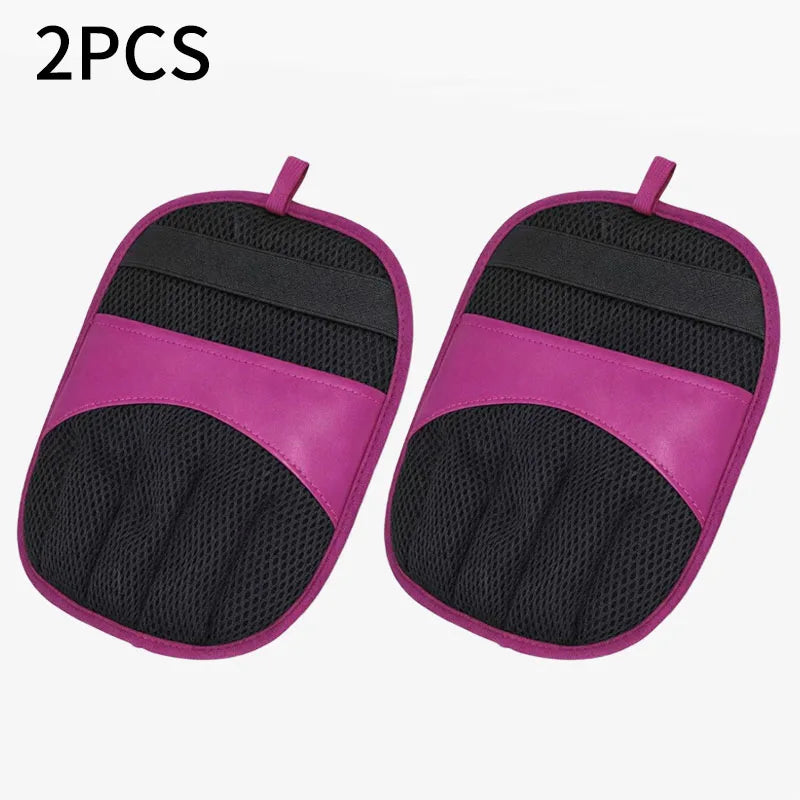 Ein Paar wiederverwendbare Fellentfernungshandschuhe für Hunde und Katzen in pink und schwarz.