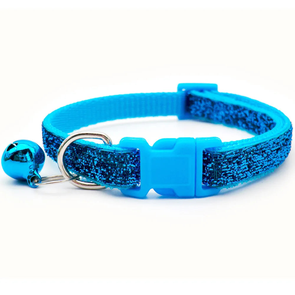 Helles blaues Halsband mit Glitzer-Finish und kleinen Klingel