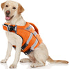 Ein helles Hundespiel trägt eine orange-graue wasserdichte reflektierende Rettungsweste für Hunde.
