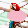 Un colorido guacamayo rojo con un gran pico posado en una estructura de madera.
