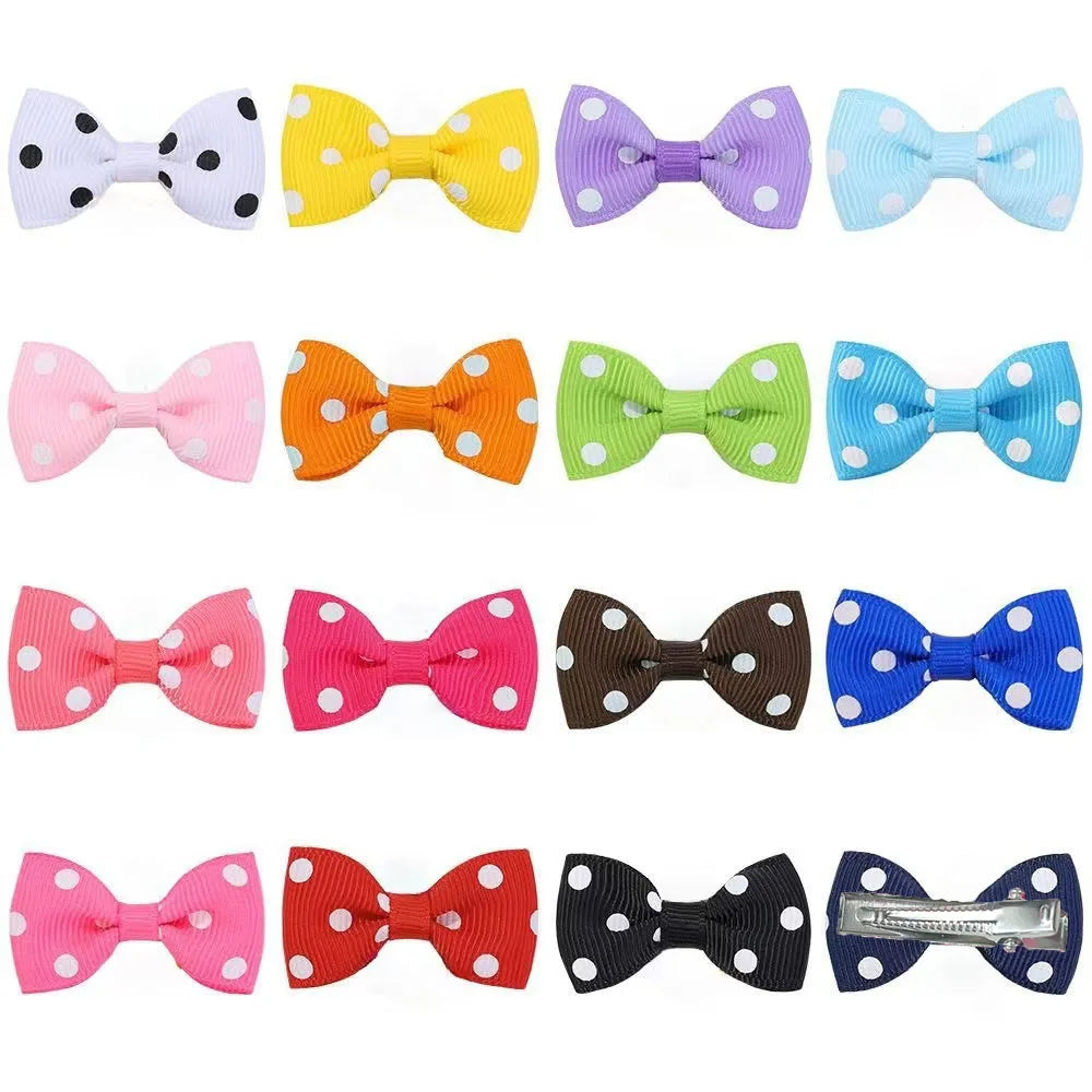 Colección de clips y lazos de pelo colorido para el aseo de perros y gatos, con diversas formas y colores.