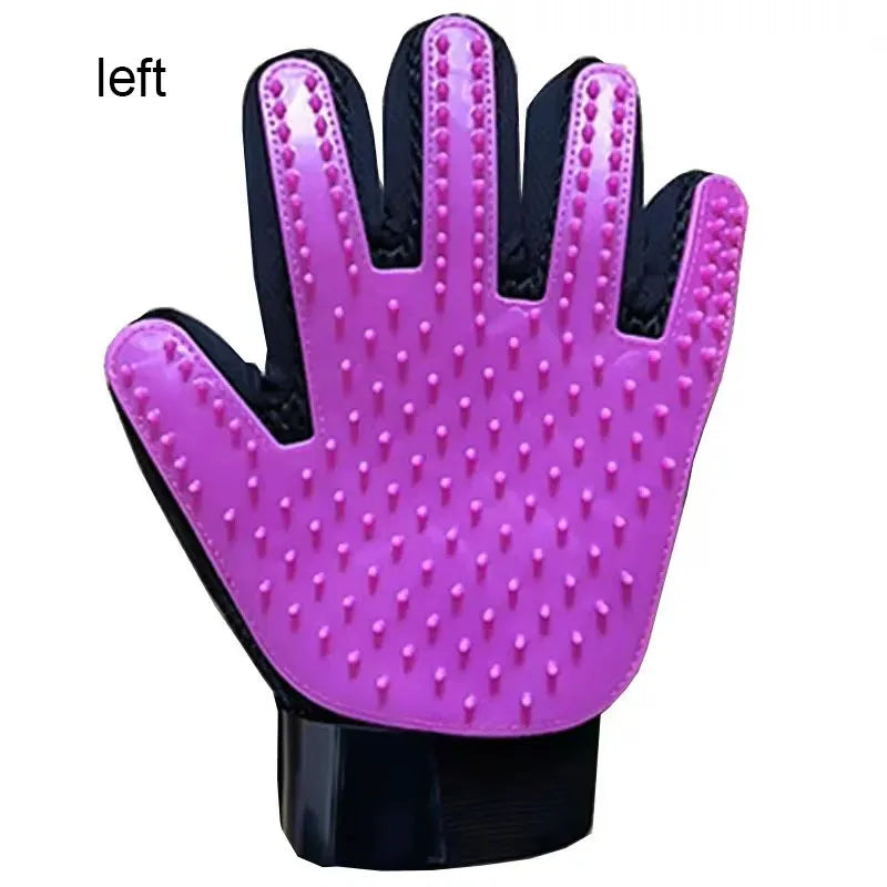 Linke Hand eines leuchtend violetten Silikon-Tierhaarbürsten und Massagepinsels.