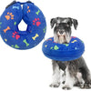 Collar inflable azul para perros con diseños de huella, mostrado junto a un perro.