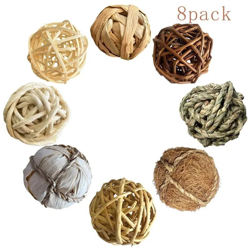 Un pack de huit jouets à ronger en vigne tissés à la main pour petits rongeurs, dans diverses nuances de beige et de brun.