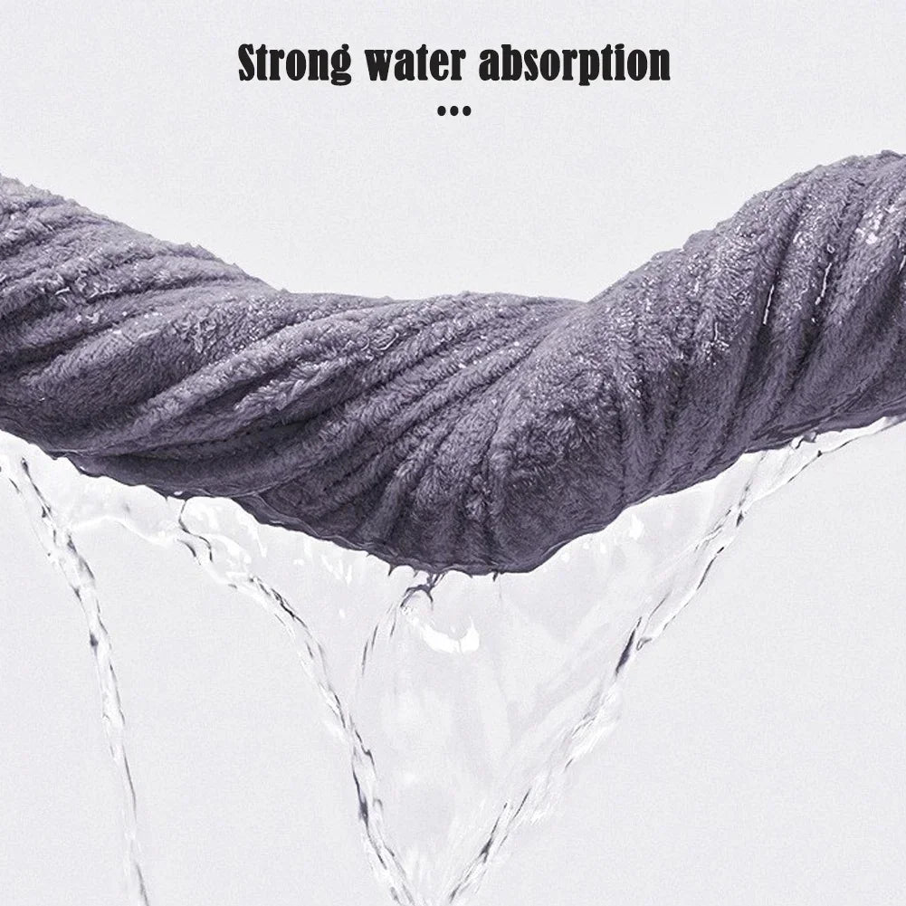 Gros plan sur une serviette grise texturée étant essorée, montrant une forte absorption d'eau.