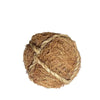 Une balle ronde en matériau végétal tissé à la main, utilisée comme jouet à mâcher pour petits rongeurs.
