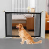 Un golden retriever assis devant une grille de sécurité noire installée sur un cadre de porte blanc.