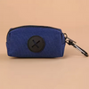 Pochette en tissu bleu foncé avec un logo circulaire noir sur fond clair.