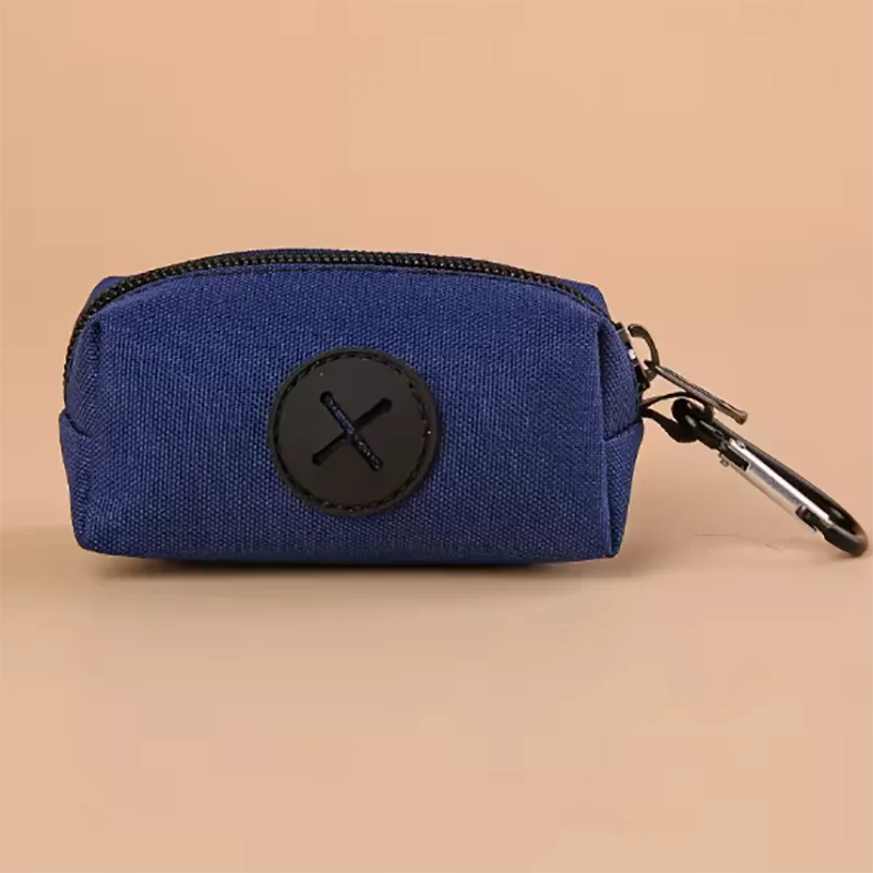 Pochette en tissu bleu foncé avec un logo circulaire noir sur fond clair.