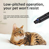 Eine tabby-Katze ruht auf weißer Bettwäsche neben einer schwarzen elektrischen Nagelhautpflegegerät.