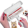 Eine Hand benutzt einen weißen wiederverwendbaren Fussel-Roller, um Haare von einer Katze zu entfernen.