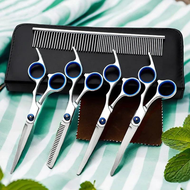Set aus Edelstahl-Grooming-Schere und Kamm auf schwarzem Etui.