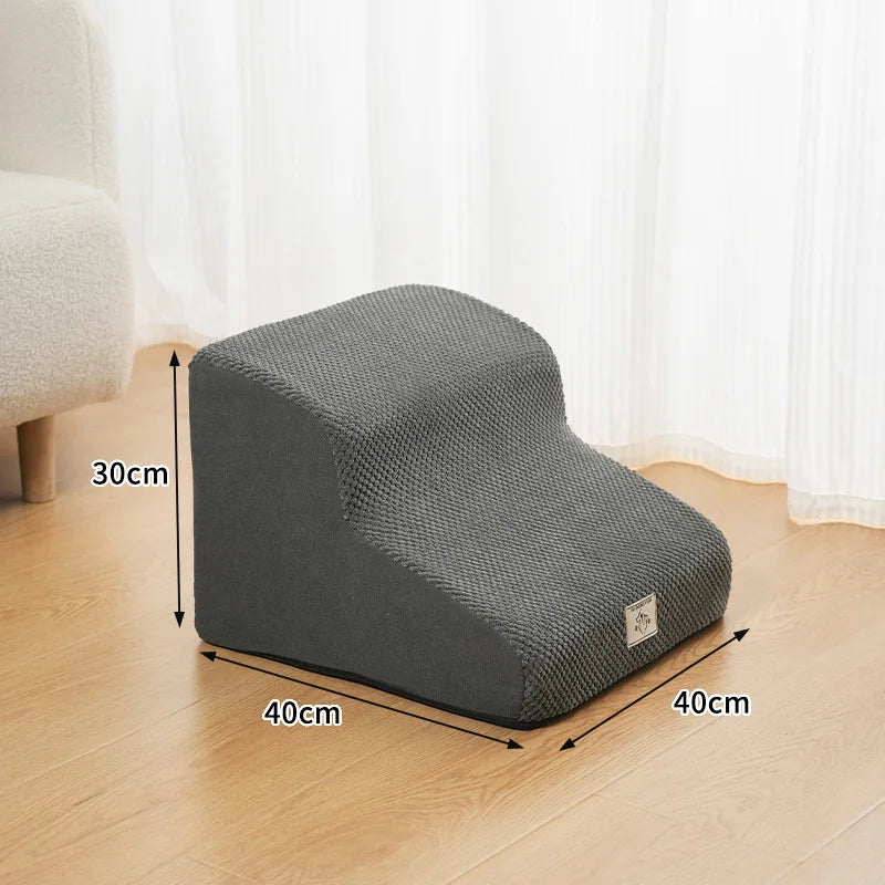 A gray washable non-slip pet stair is shown on a wooden floor with dimensions marked.