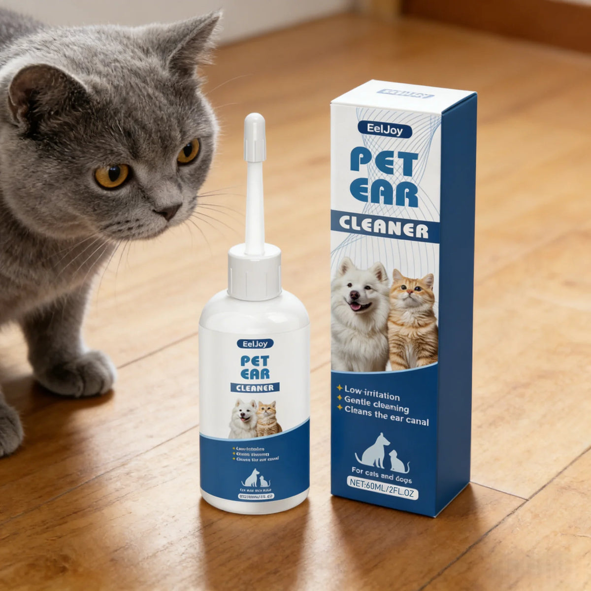 Eine Flasche EelJoy Tierohrreiniger neben einer tabby-Katze auf einem Holzfußboden.
