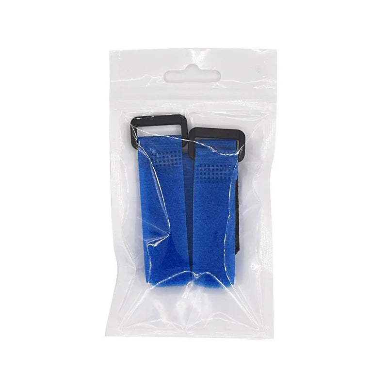 Un par de collares suaves azules para gallinas en una bolsa de plástico transparente.