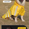 Ein Shiba Inu Hund trägt einen gelben, wasserdichten reflektierenden Regenmantel im Freien tagsüber.