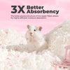 Ein weißer syrischer Hamster liegt in flauschiger weißer Papierstreu mit rosa Konfetti.