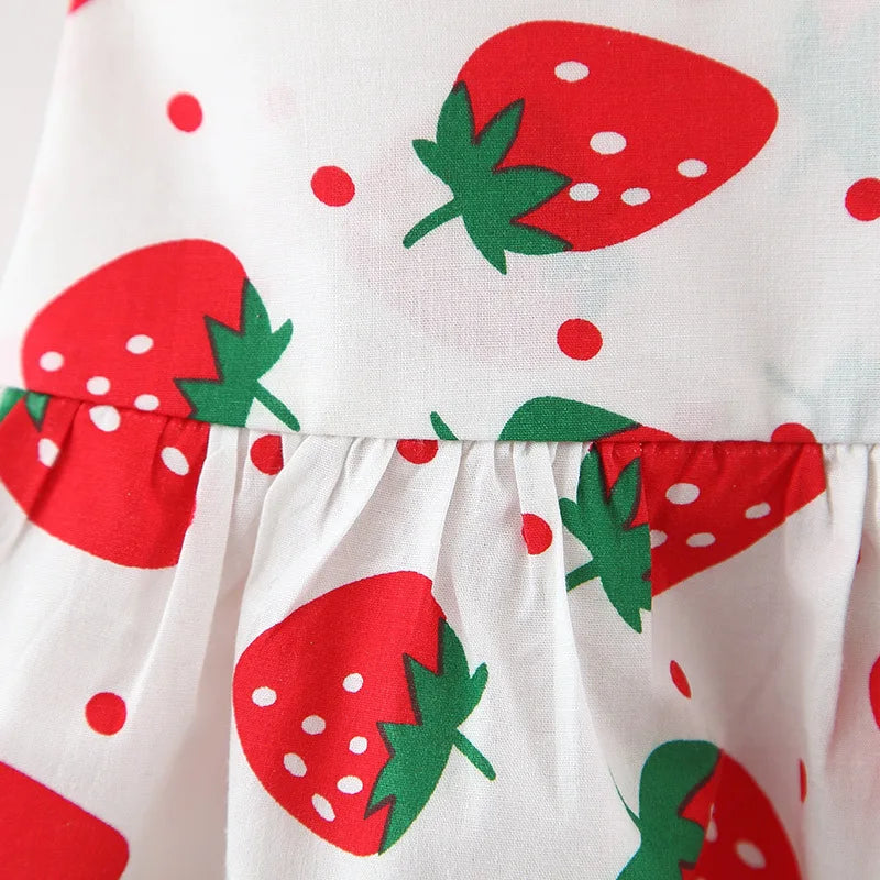 Weißes Sommerkleid mit roter Erdbeere-Muster, grünen Blättern und roten Polka Dots.