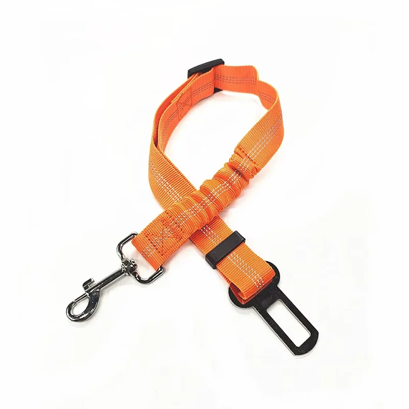 Arnés de seguridad naranja para perro con correa amortiguadora y clip de metal.