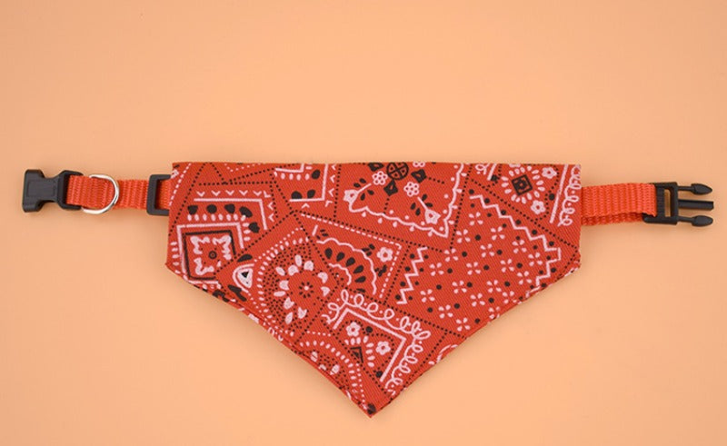 Rotes gemustertes, verstellbares Dreieckstuch für Haustiere mit geometrischen Designs und schwarzen Akzenten