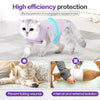 Chat gris duveteux portant une combinaison vétérinaire violette pour une protection haute efficacité contre les invasions bac