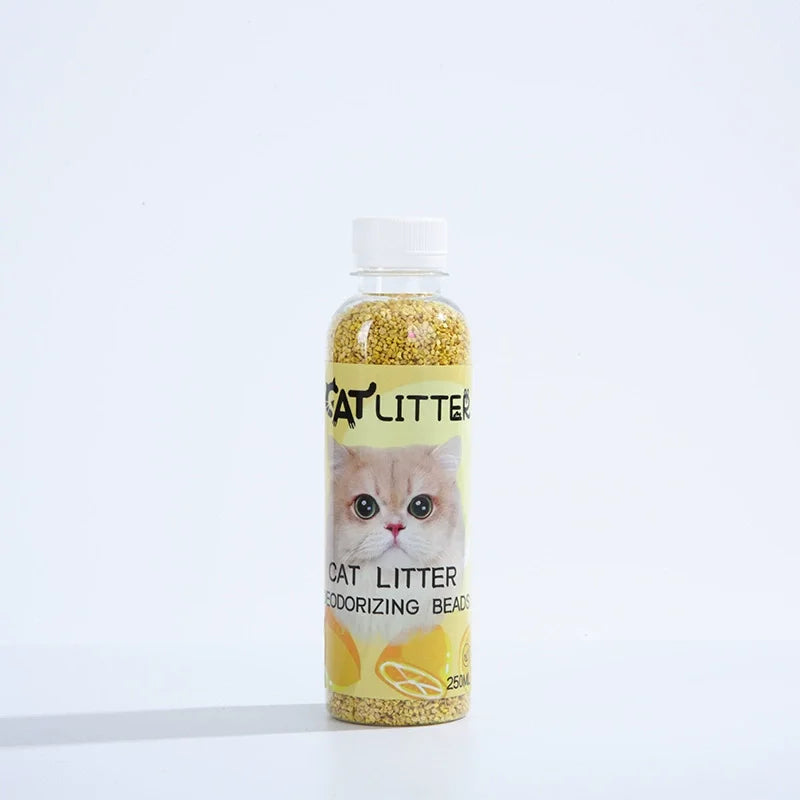 Glasgefäß mit natürlichen Katzenstreu-Deodorierungsperlen und Katzengesicht-Etikett auf weißem Hintergrund.