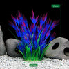 Un amas de plantes aquatiques artificielles bleues et magenta dans un environnement rocheux.