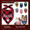 Un babero de perro a cuadros rojos con nombre bordado y huella de pata, junto a varias opciones de bandanas estampadas.